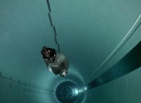 一口气下潜40米 自由潜水大人挑战最深泳池