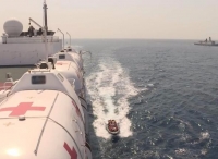 海军“和平方舟”在亚丁湾为中国货船船员实施眼角膜清创术