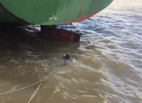 上海救助基地成功为地方集装箱船水下解缠