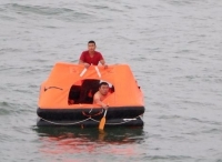 救生筏为遇险渔民生命撑起保护伞——江苏6名船员借助救生筏死里逃生