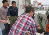 岳阳一船员意外受伤 海事人员快速反应成功营救