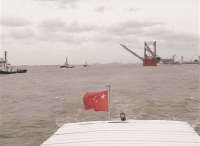 长江史上最宽船“天鹅”轮安全离通　装载4台集装箱桥吊出口美国