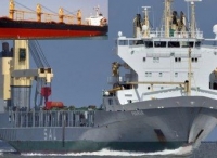 一艘散货船与重吊船黑海相撞