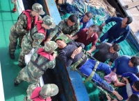 浙江海警官兵成功救助一名海上遇险船员