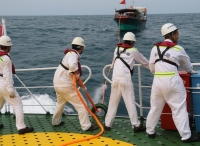 “南海救203”轮救助遇险渔船4人脱险