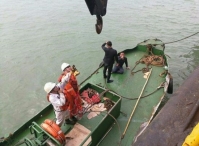 珠江口货船碰撞现场：海空立体搜寻5名失联船员