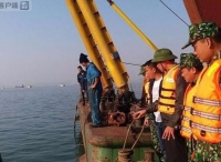 越南驳船游船相撞 所幸落水的船员们全部被救起无人伤亡