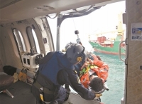 南海神鹰紧急救助1名外籍骨折船员