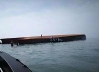 载16名中国船员抽沙船在马水域翻覆 致1死11失踪