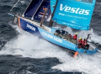维斯塔斯11小时队赛船桅杆断裂，全体船员安全