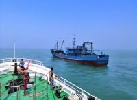 中国渔政35901船助民找回失踪渔船