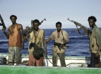 曼德拉海峡突发海盗袭击！持AK47与武装保安交火！