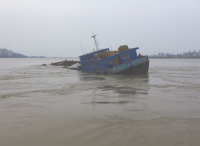 货船触礁遇险 民警迅速出警救起两名船员