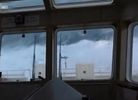 英救援船暴风雨中航行遇巨浪 船长淡定掌舵