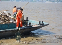 船员向江面倾倒垃圾 被罚款5000元并责令打捞垃圾