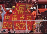 解放军护送香港商船过亚丁湾 船员高举“祖国万岁!”