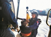 作业船进水沉没 “南海神鹰”救14船员