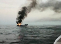 大连獐子岛海域一艘渔船起火 升起滚滚黑烟