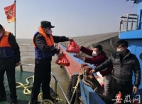 船舶抛锚三江口水域两周 长航民警及时采购送给船员