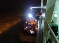 东海海域两船夜间遇险7人获救3人正在搜救中