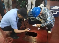 严厉打击！掩人耳目夜间向长江偷排油污水，被警方抓现行
