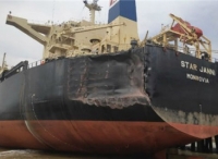 一艘超大型矿砂船撞了两艘好望角型散货船受损严重