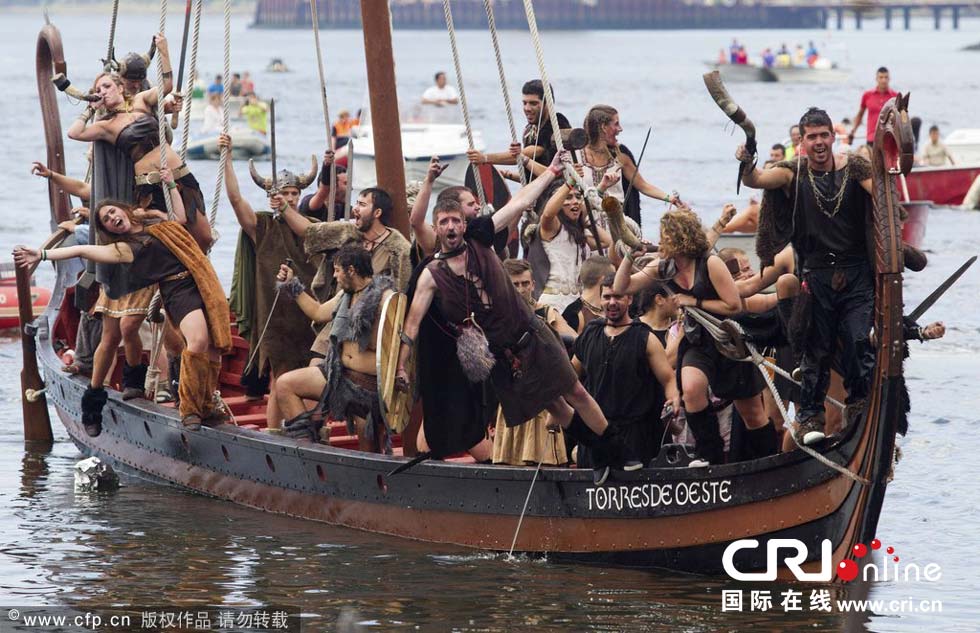 西班牙民众庆祝“维京海盗节” 重现海盗入侵场景(高清组图)