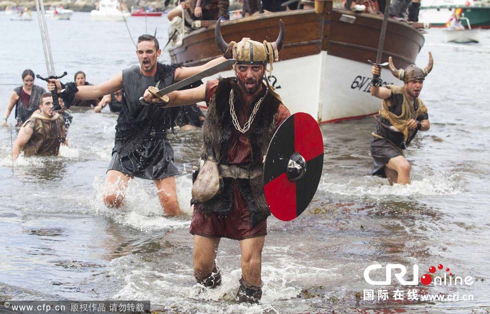 西班牙民众庆祝“维京海盗节” 重现海盗入侵场景(高清组图)